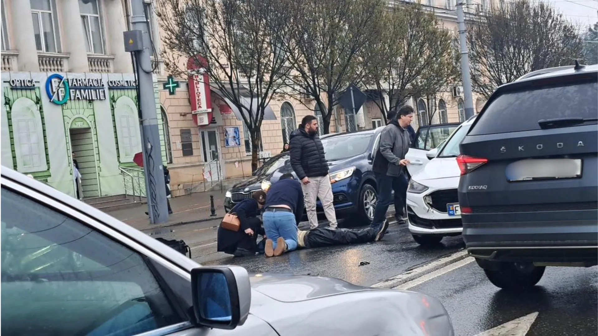 /VIDEO/ Accident teribil în centrul Chișinăului: Momentul în care un biciclist este resuscitat de pietoni