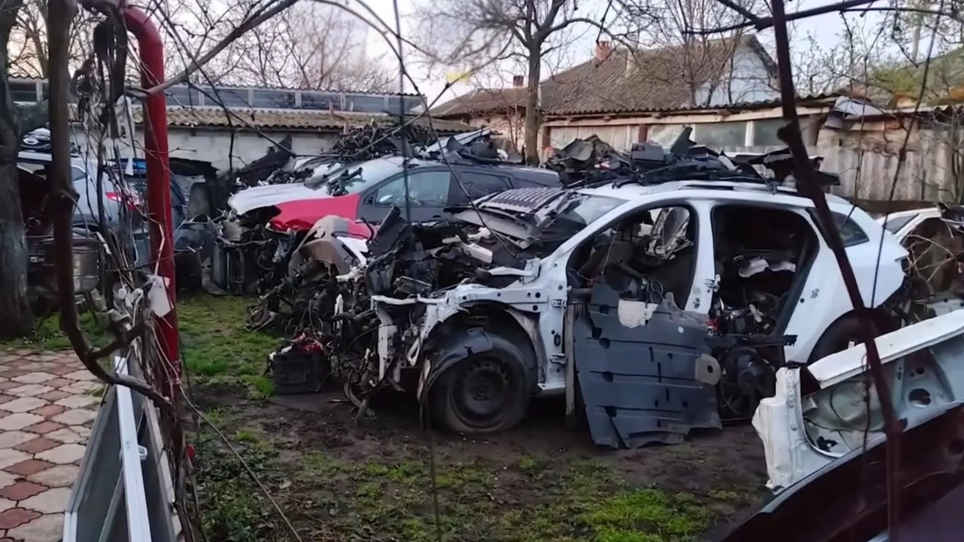 /VIDEO/ Contrabandă cu mașini la vamă: 8 suspecți, inclusiv polițiști de frontieră, și pierderi de milioane pentru stat