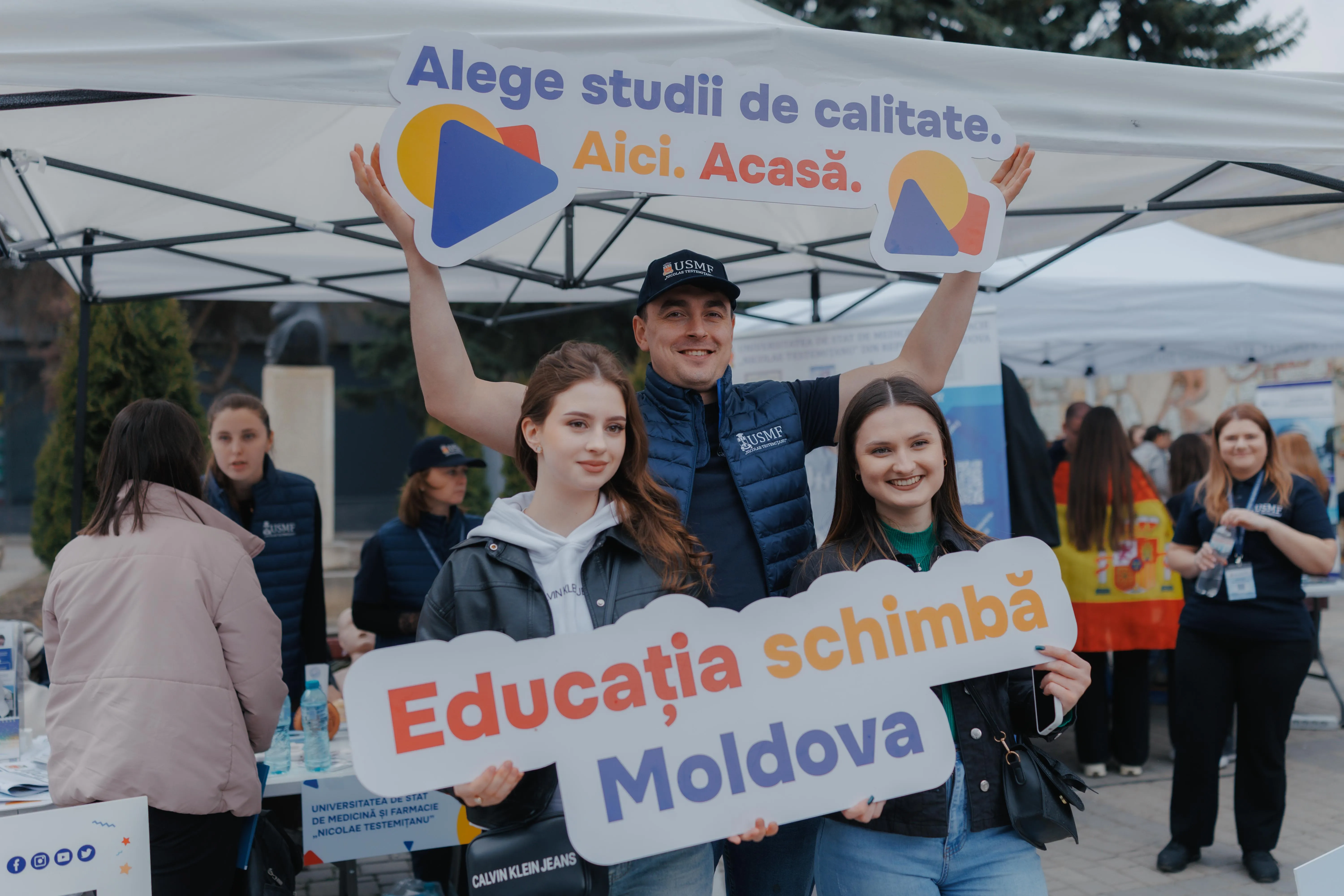 Elevi din nordul țării au explorat oportunitățile de studii acasă, la târgul educațional „Învață în Moldova” de la Edineț /P/