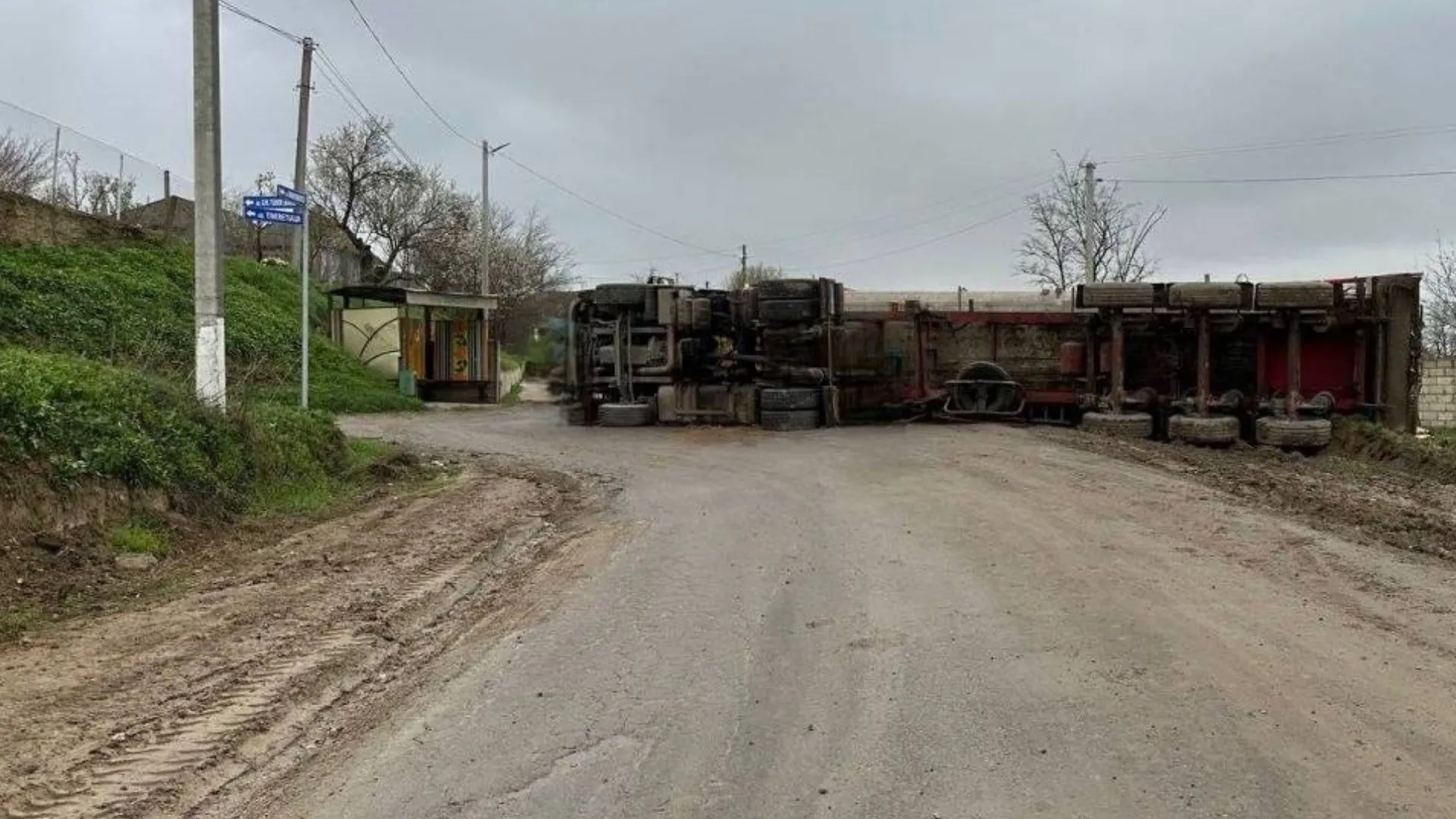 Traseu blocat în Moldova: Un camion cu cereale s-a răsturnat