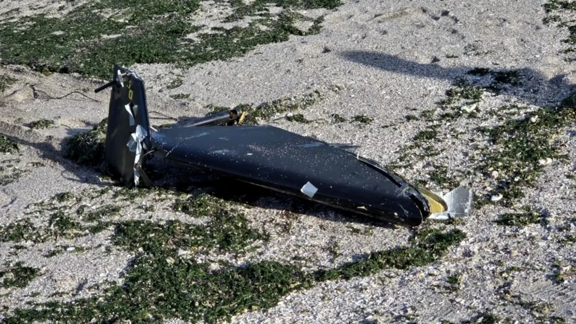 Alertă în județul Constanța din România: Resturile unei drone, găsite pe plajă