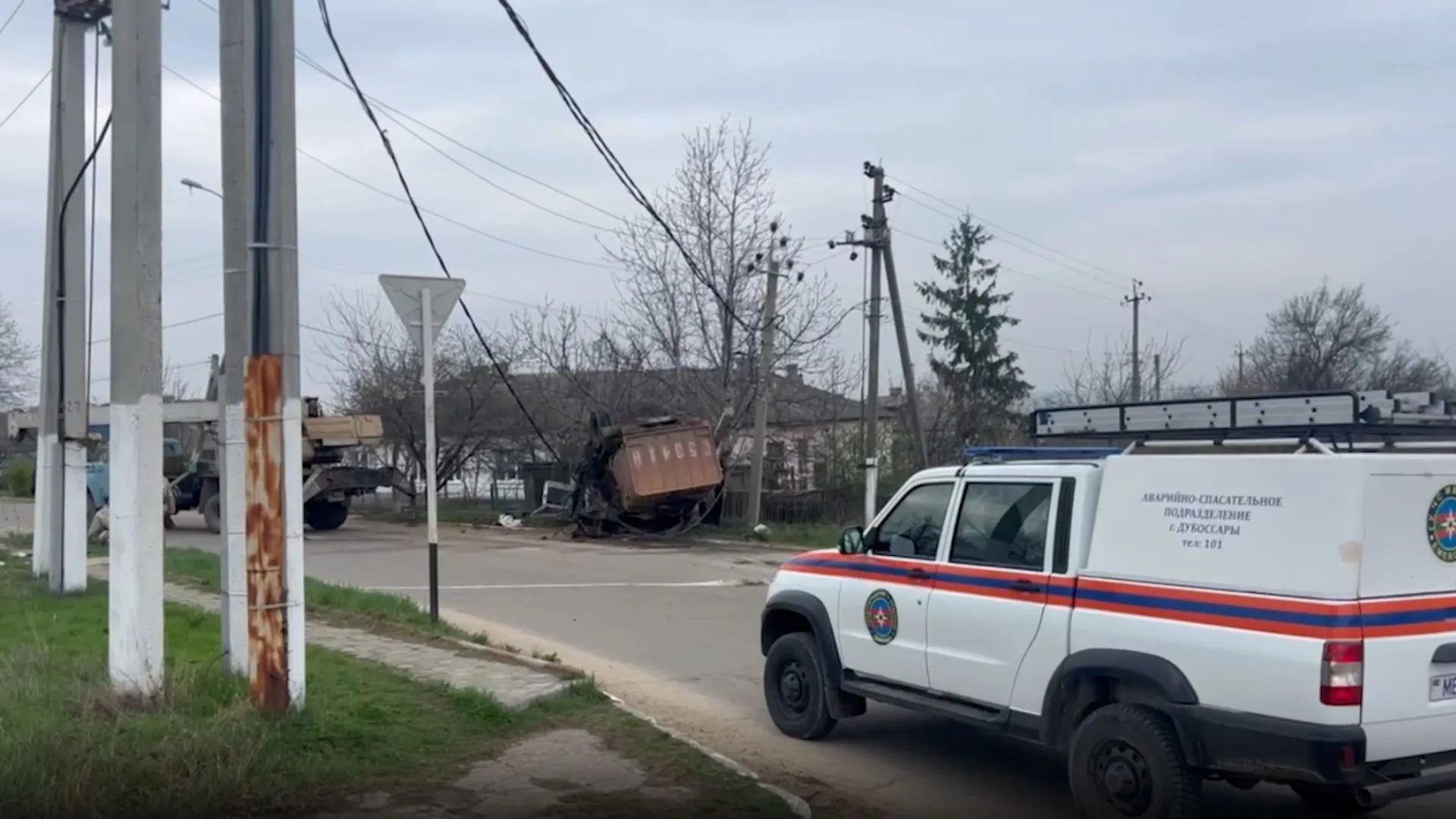 /VIDEO/ Mașină de gunoi, răsturnată la Dubăsari: O parte din oraș a rămas fără lumină. Starea șoferului