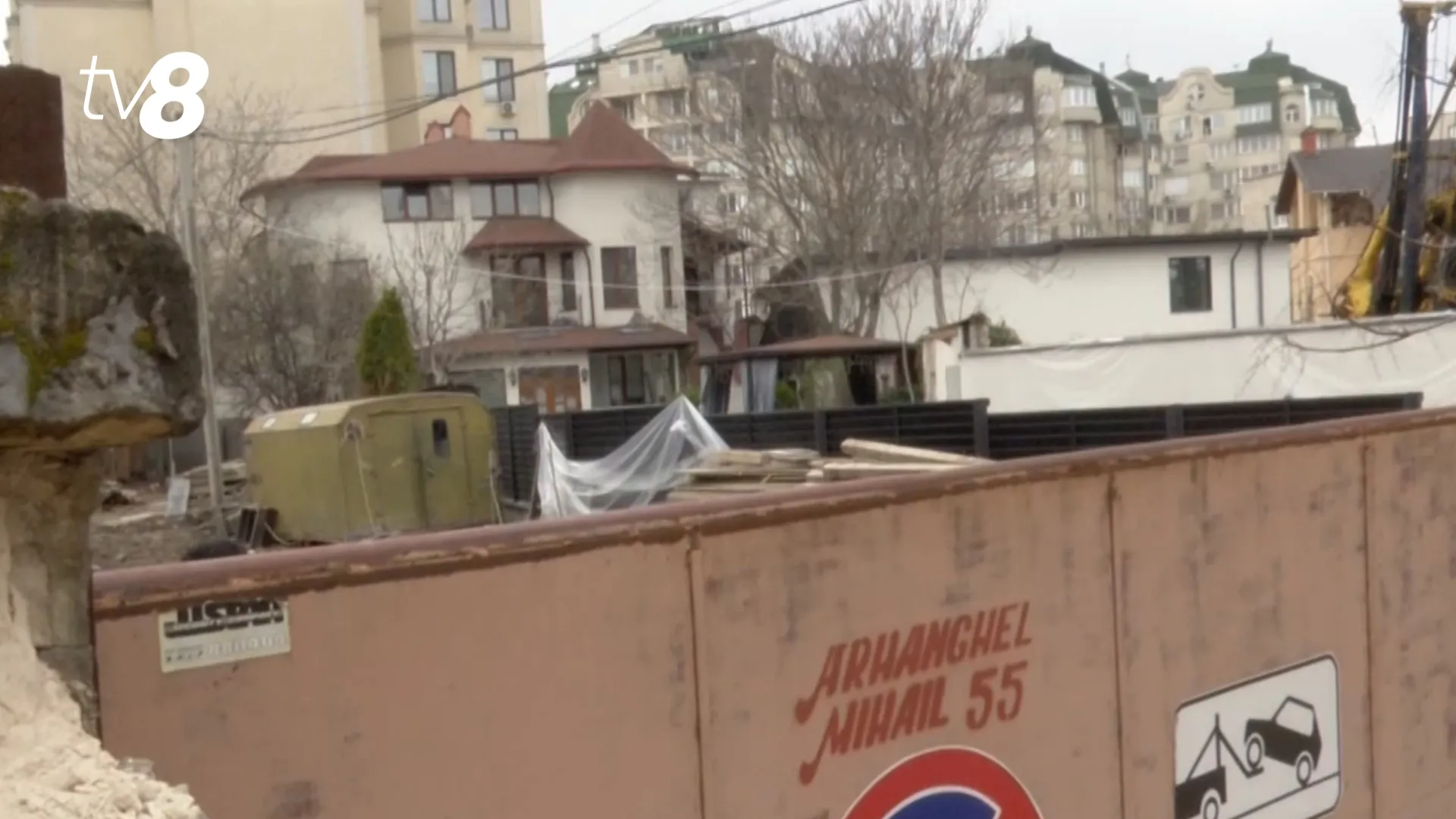 /VIDEO/ Construcție cu scandal în centrul Chișinăului: Locatarii cer stoparea lucrărilor neautorizate pe teren public