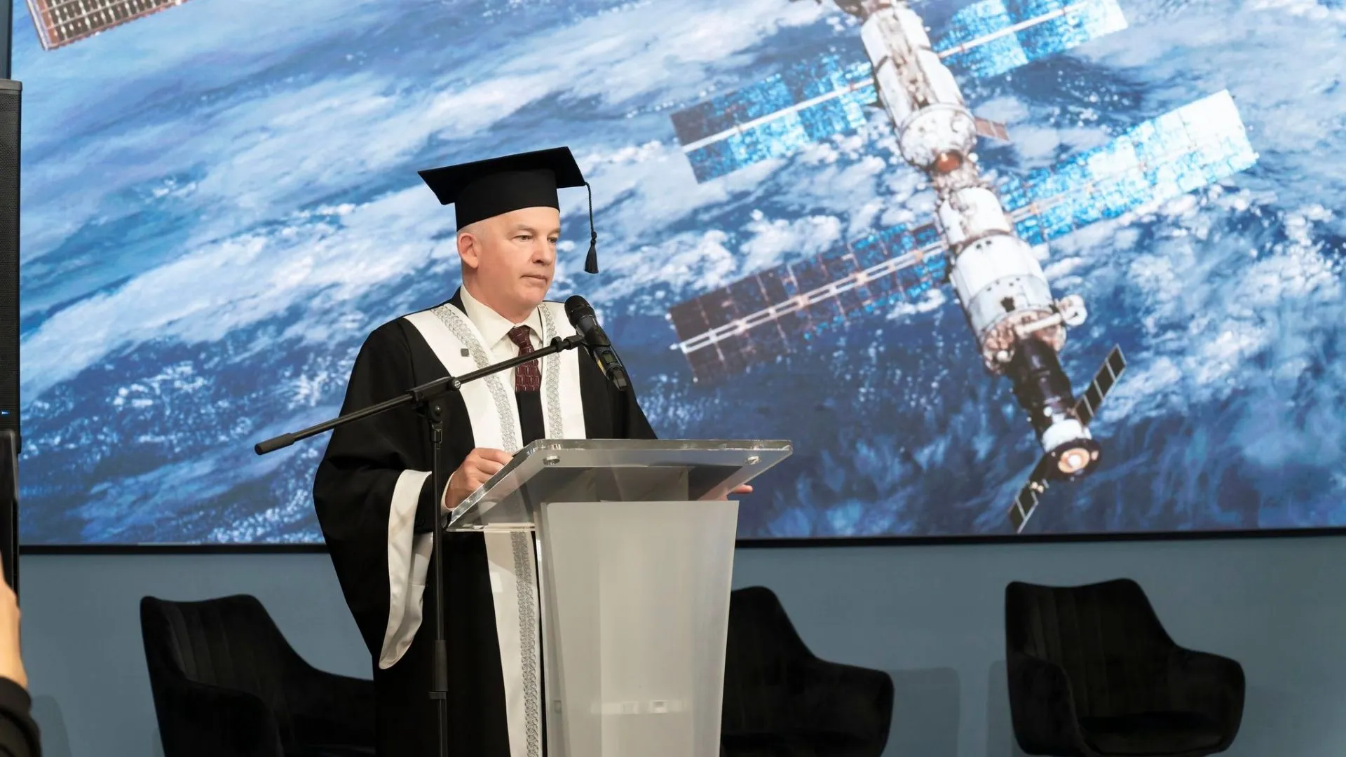 Astronaut NASA, Doctor Honoris Causa al unei universități din Moldova: Record de zile petrecute în spațiu
