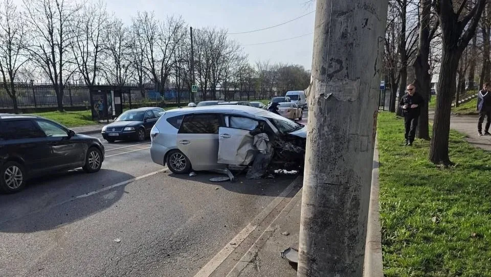 /VIDEO/ Accident cu victime în Chișinău: O mașină s-a izbit violent într-un pilon de electricitate