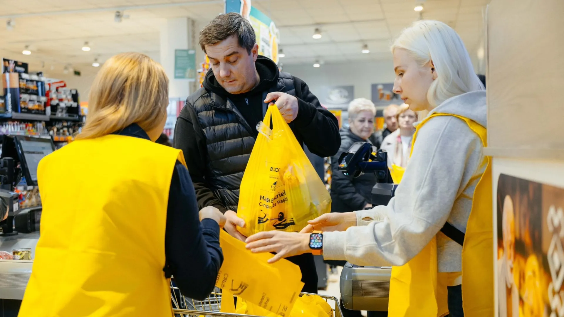 /VIDEO/ Record de bunătate în peste 150 de magazine: Campania de Paște „Masa Bucuriei” a ajuns la a 17-a ediție