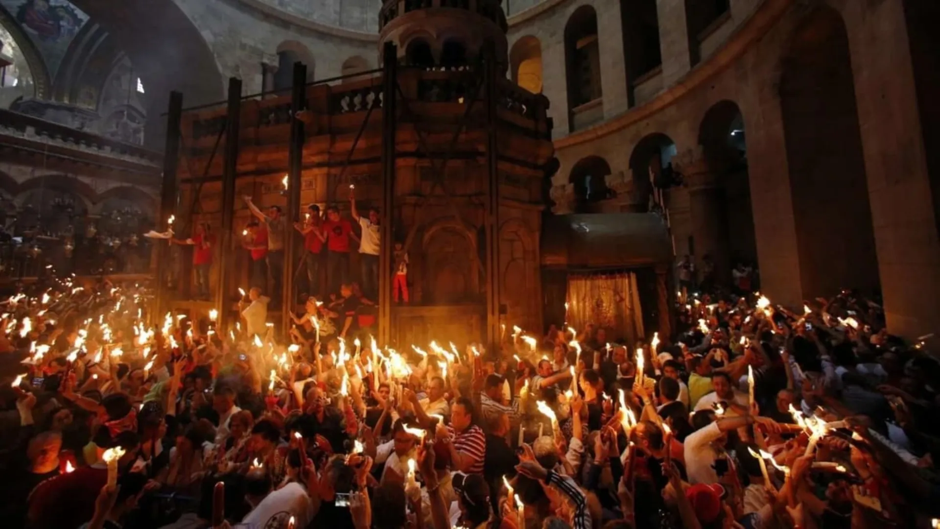 Cum va ajunge Focul Haric în țările ortodoxe în 2026: Enoriașii vor avea acces interzis în Sfântul Mormânt