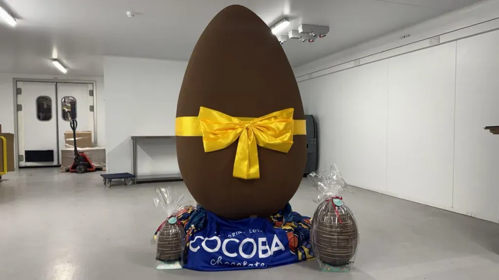 /VIDEO/ Cât cântărește cel mai mare ou de Paște din ciocolată: A fost realizat în Marea Britanie