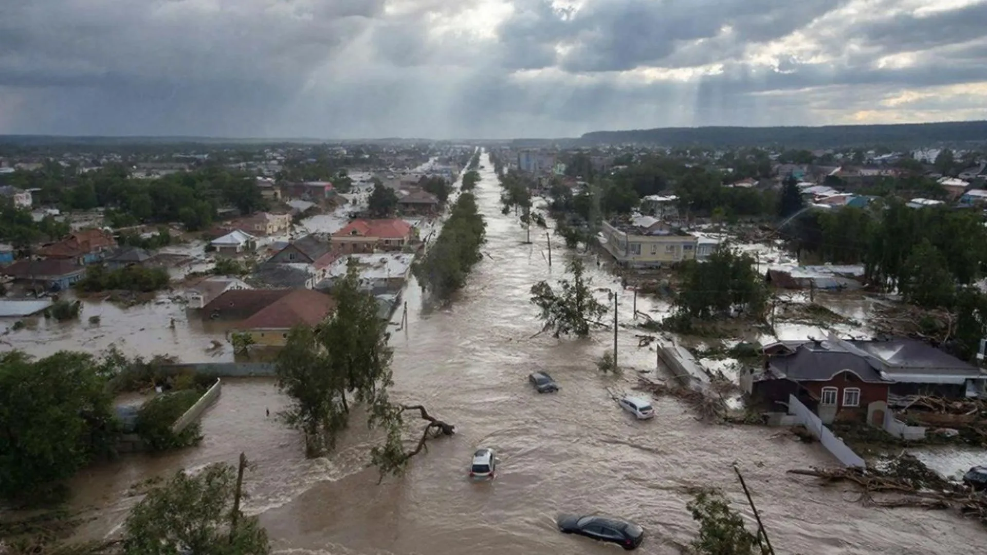 /VIDEO/ Inundații masive în Rusia: Momentul în care un bloc de locuit se prăbuște în Daghestan