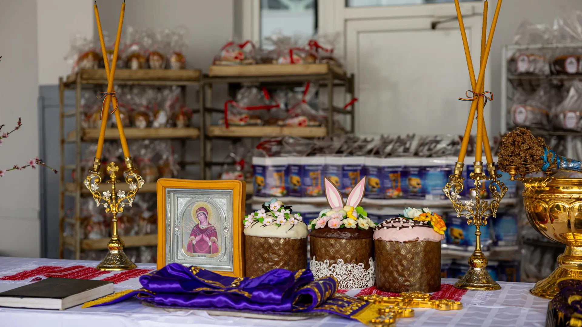 /VIDEO/ Cozonaci binecuvântați de Mitropolit în cea mai mare brutărie a Moldovei: Cât costă pasca în 2026