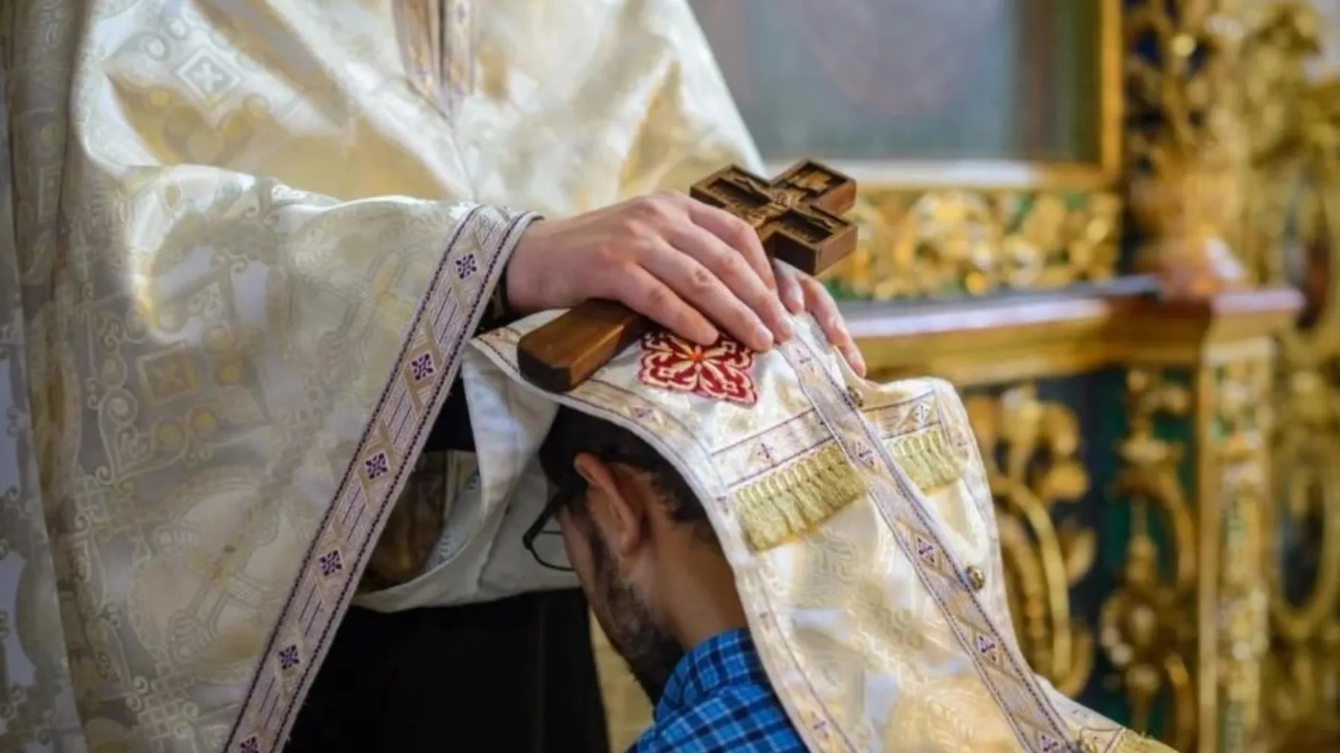 Te poți spovedi dacă nu ai ținut post? Preot: „Tâlharul de pe cruce a fost primul om care a intrat în Rai”