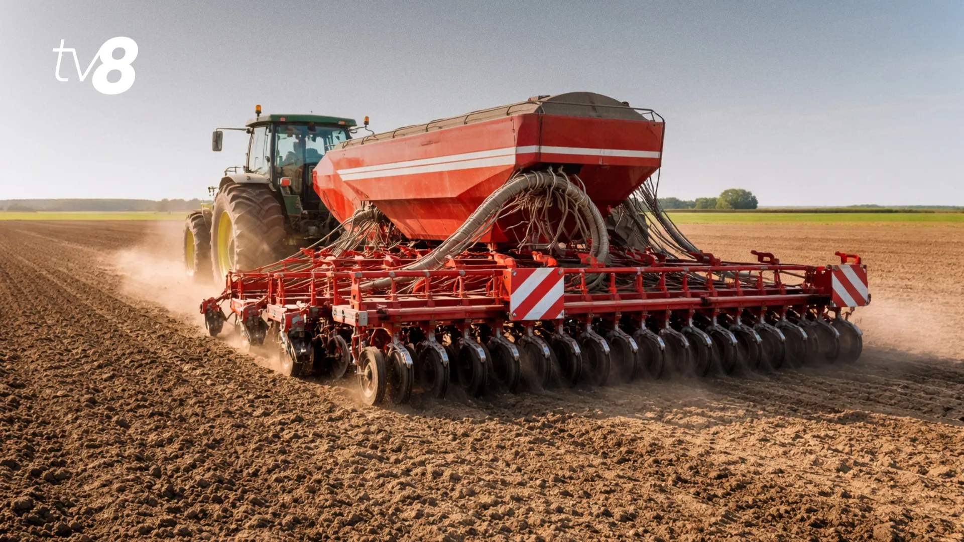 Accident grav în câmp: Un tractorist a fost prins în mecanismul unei semănători