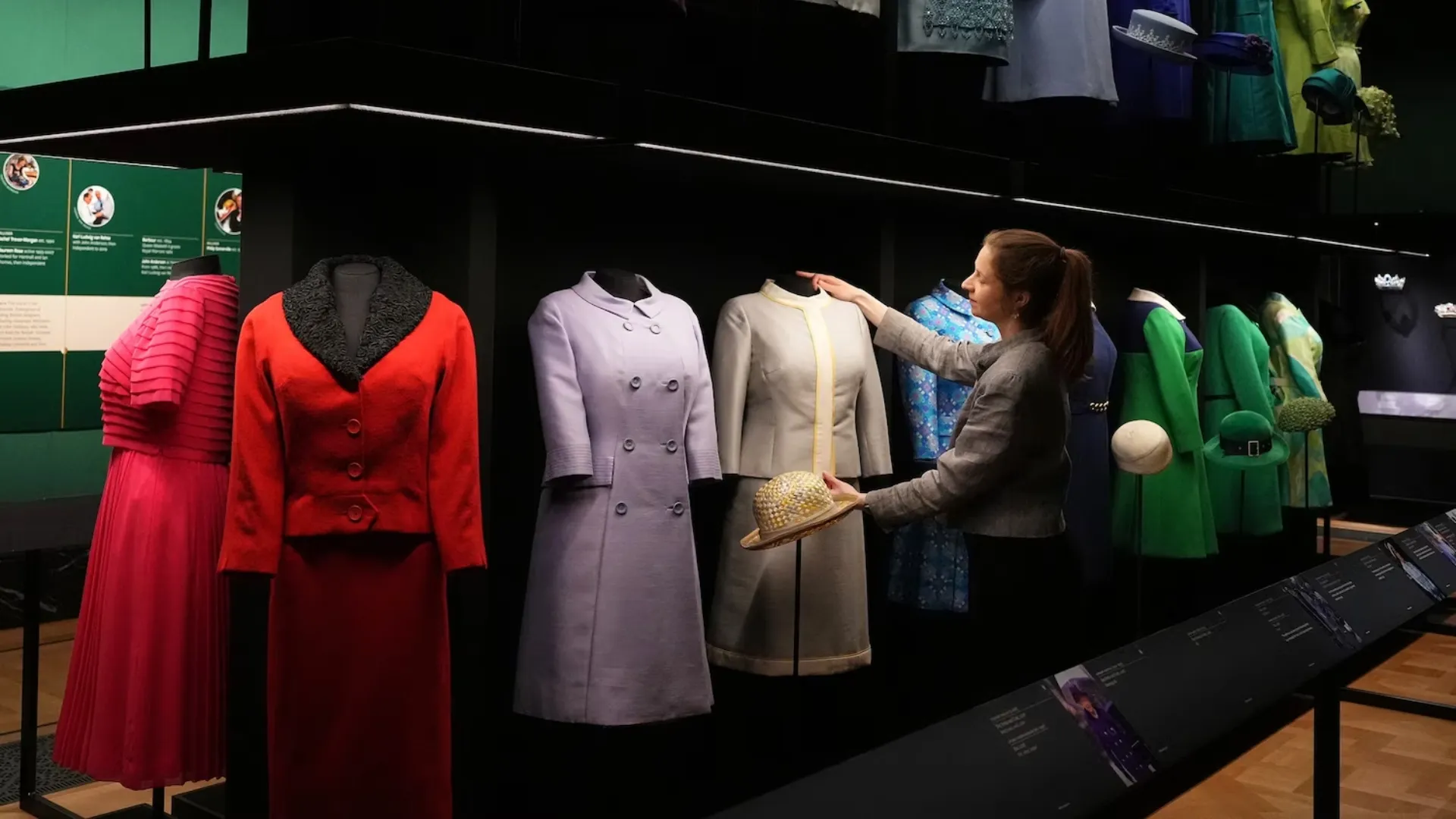/VIDEO/ Eleganța care a făcut istorie: Vizitatorii pot admira hainele Reginei Elisabetei a II-a, inclusiv cele de bebeluș