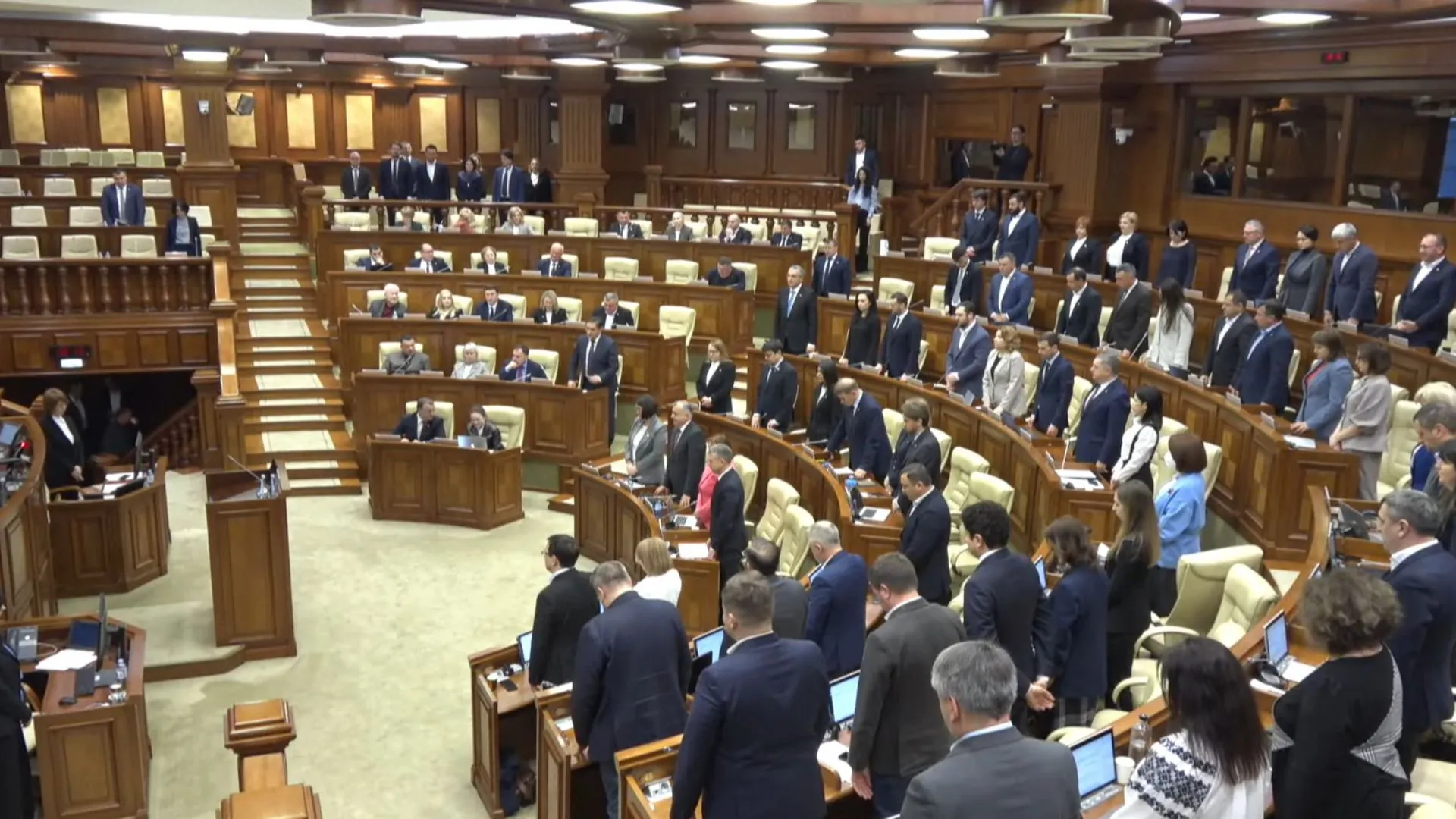 /VIDEO/ Minut de reculegere, dar nu pentru toți deputații: Victimele violențelor din 7 aprilie 2009, comemorate în Parlament