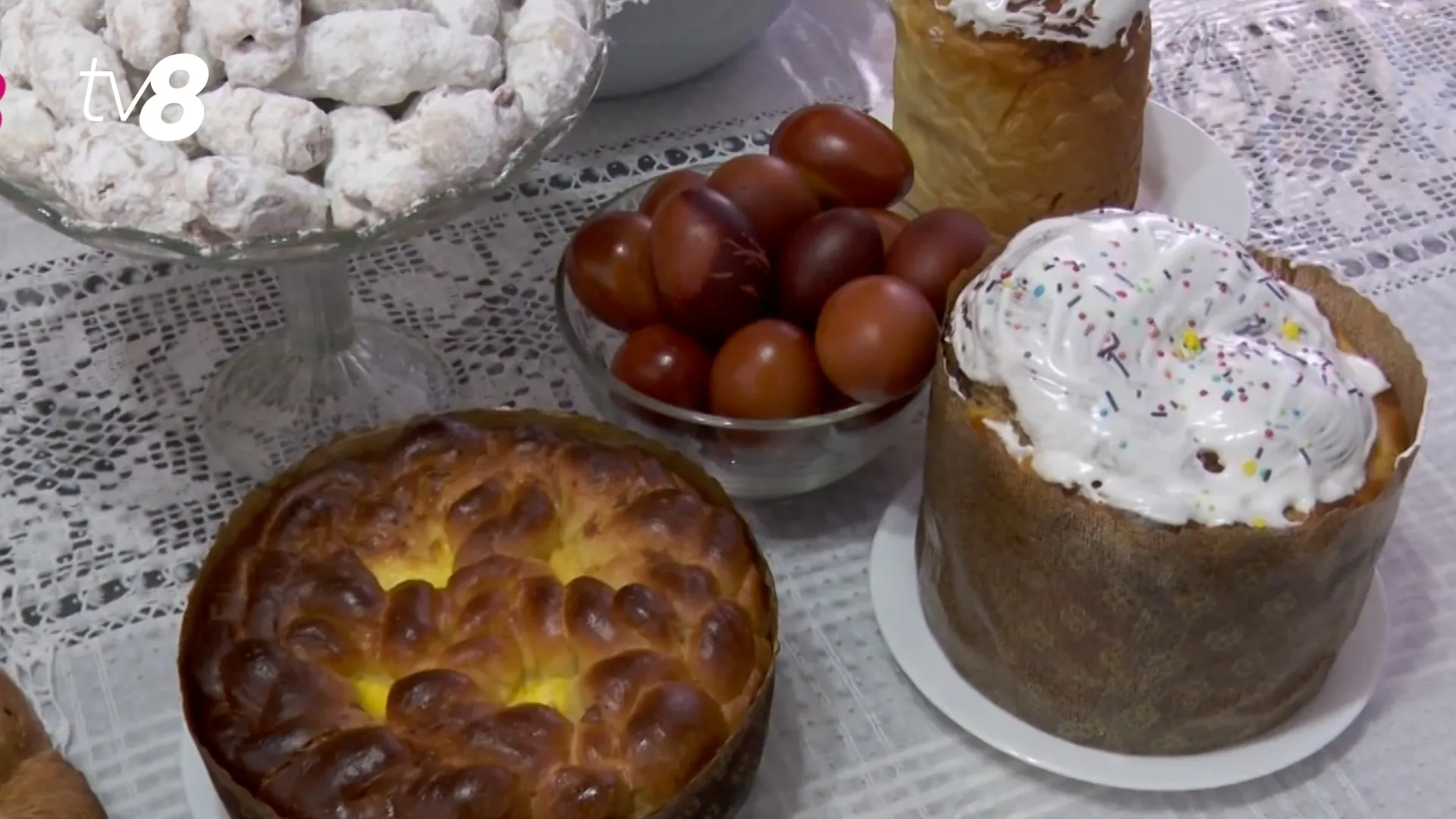 /VIDEO/ Aromă de Paște în Joia Mare: Gospodinele vopsesc ouă. Secretul unui cozonac ca la carte