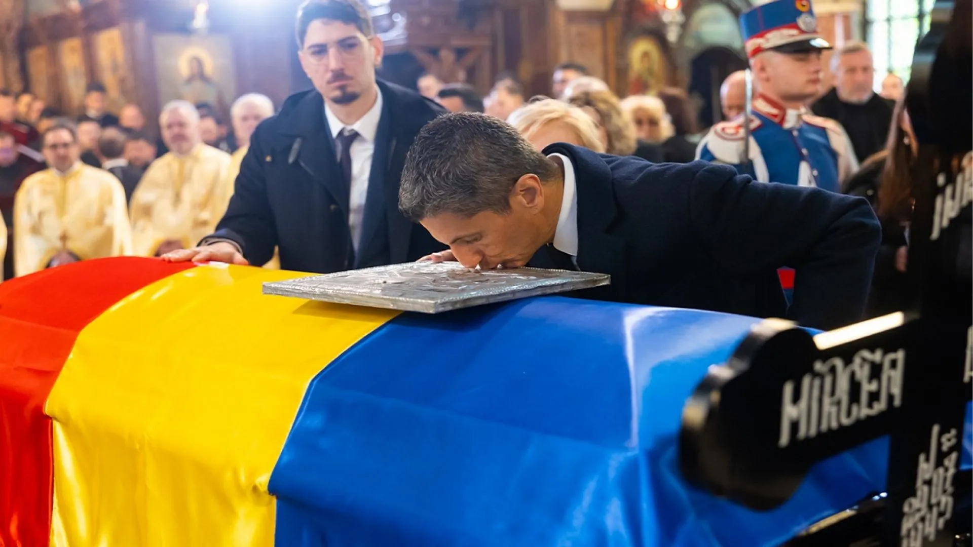 /VIDEO/ Mircea Lucescu, înmormântat cu onoruri militare la Cimitirul Bellu: Imagini emoționante de la biserică