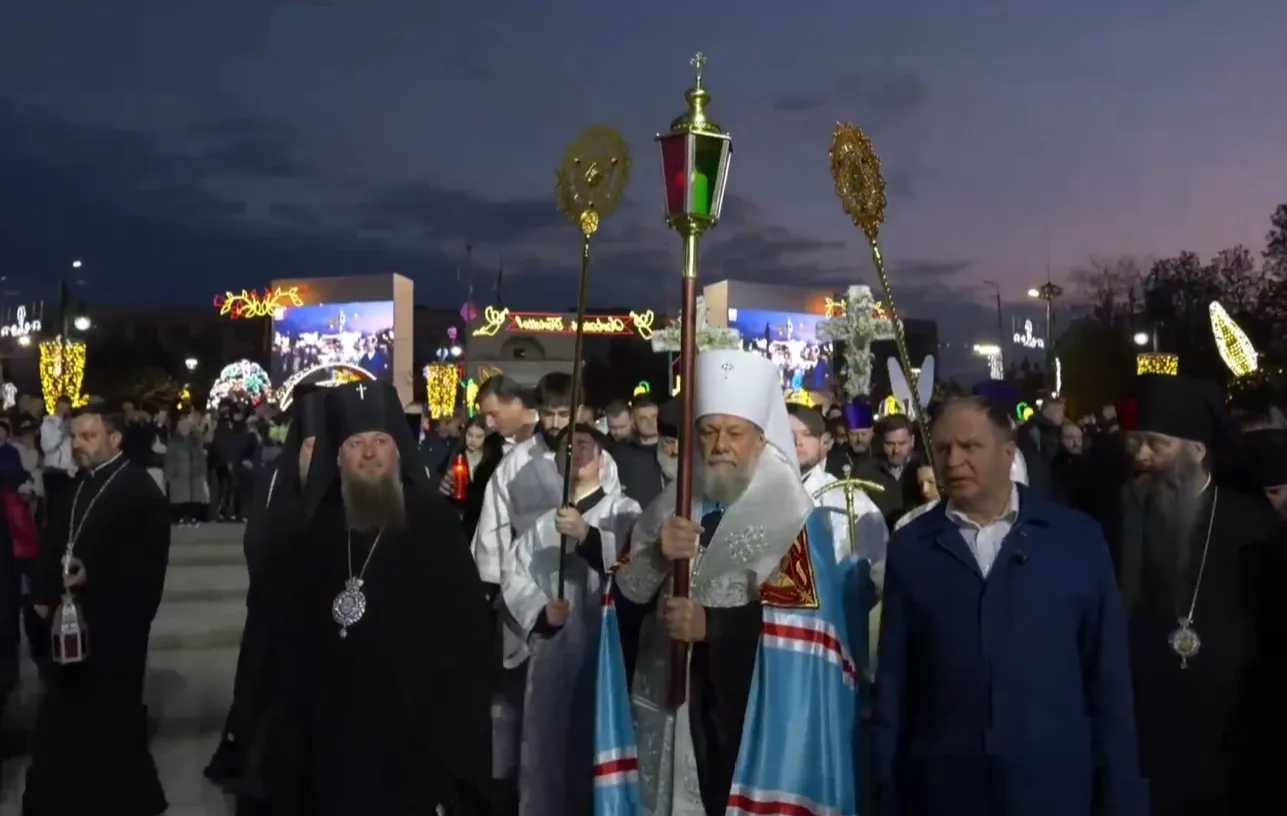 /VIDEO/ Focul Haric a ajuns pentru a 24-a oară la Chișinău: „A fost greu, dar cu succes”. Cozi imense de enoriași și preoți