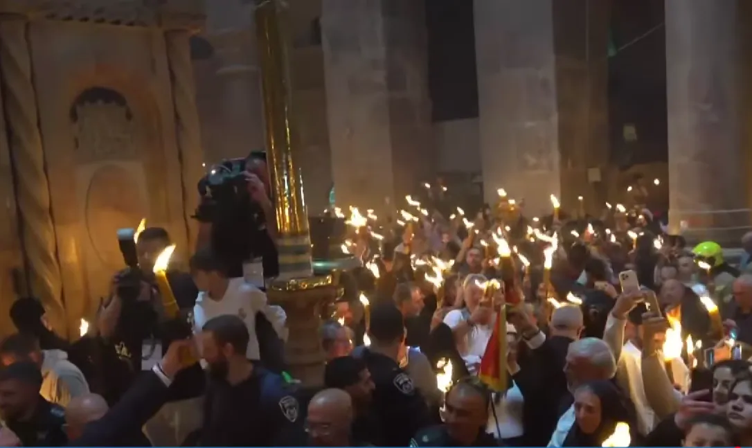 /VIDEO/ Focul Haric s-a aprins la Ierusalim: Când va fi adusă Lumina Sfântă la Chișinău de ambele mitropolii