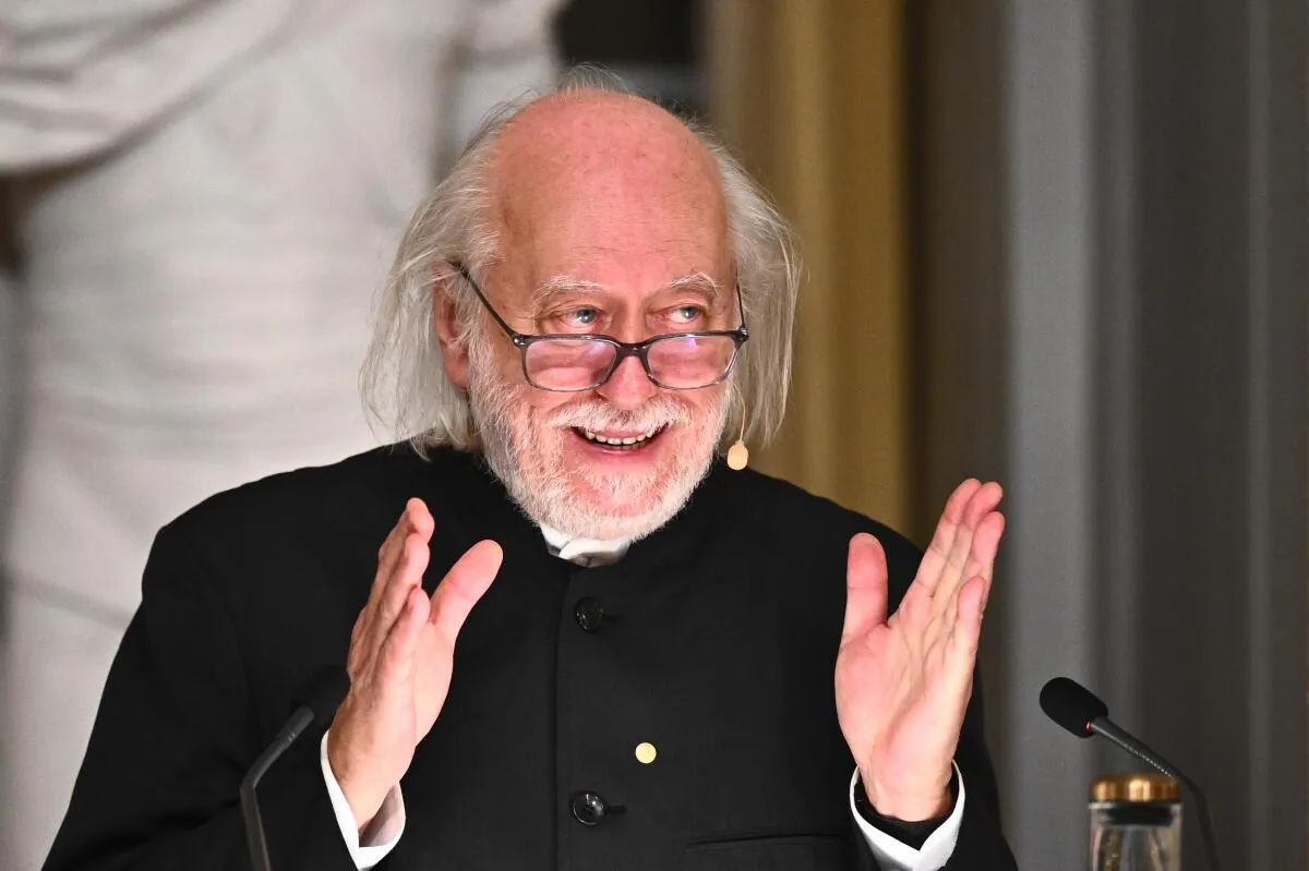 A stat două ore la coadă să voteze în Ungaria: Cine este laureatul Premiului Nobel, critic fervent al lui Orban