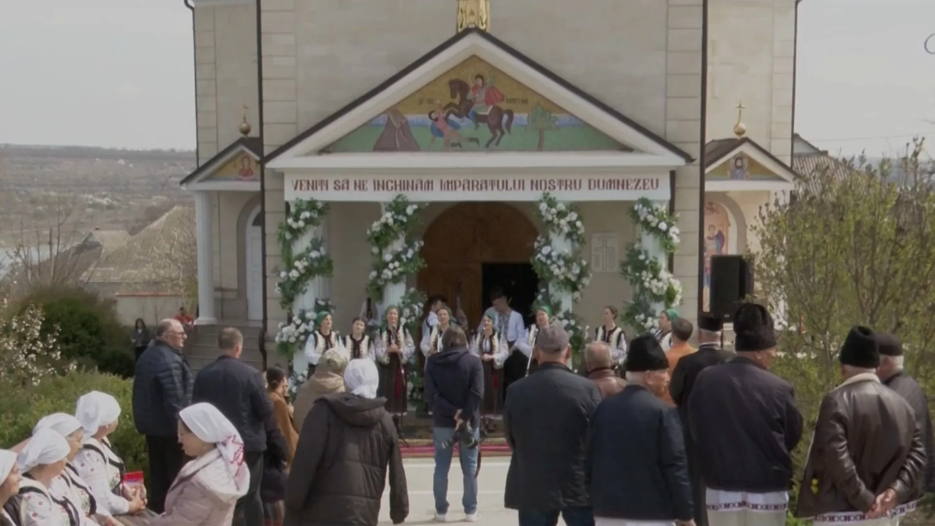 /VIDEO/ Festival pascal în curtea bisericii de la Dănceni: Oamenii au vestit Învierea prin cântec