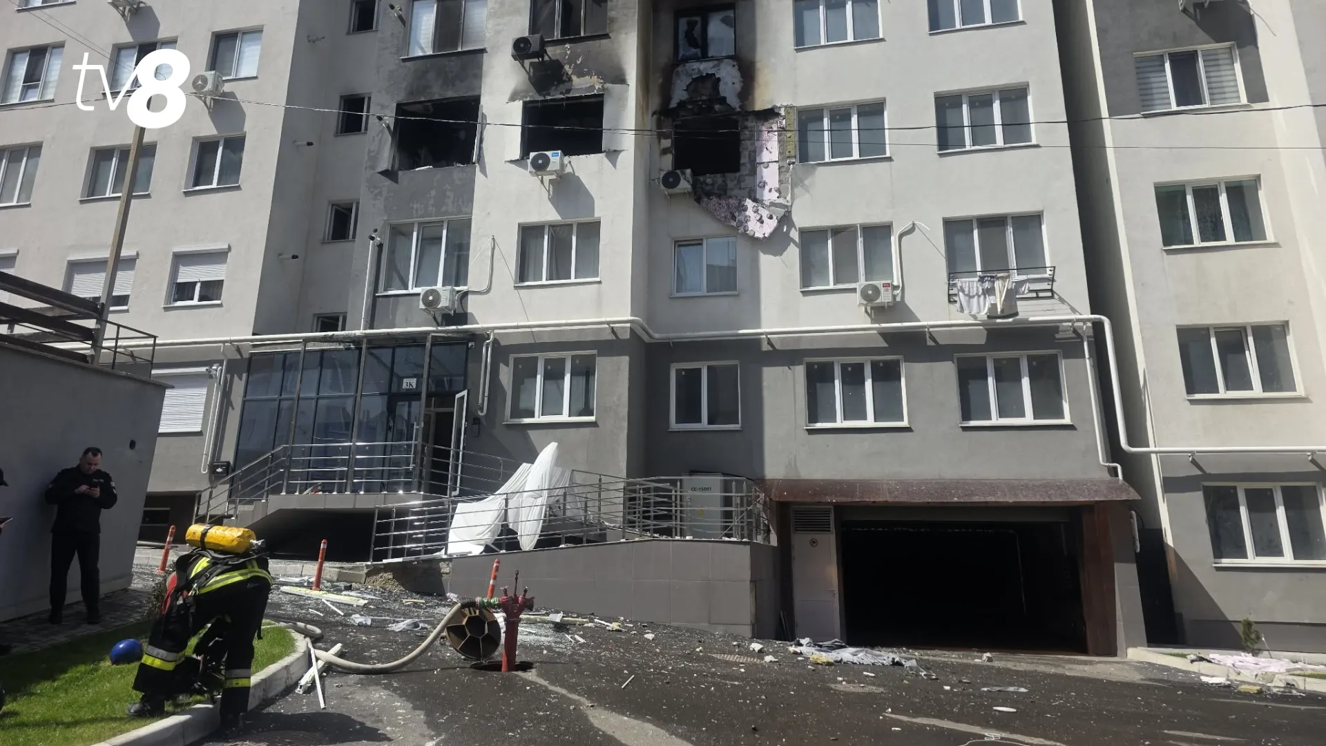 /VIDEO/ Incendiu și explozie într-un apartament din Chișinău: O femeie, scoasă din flăcări de pompieri