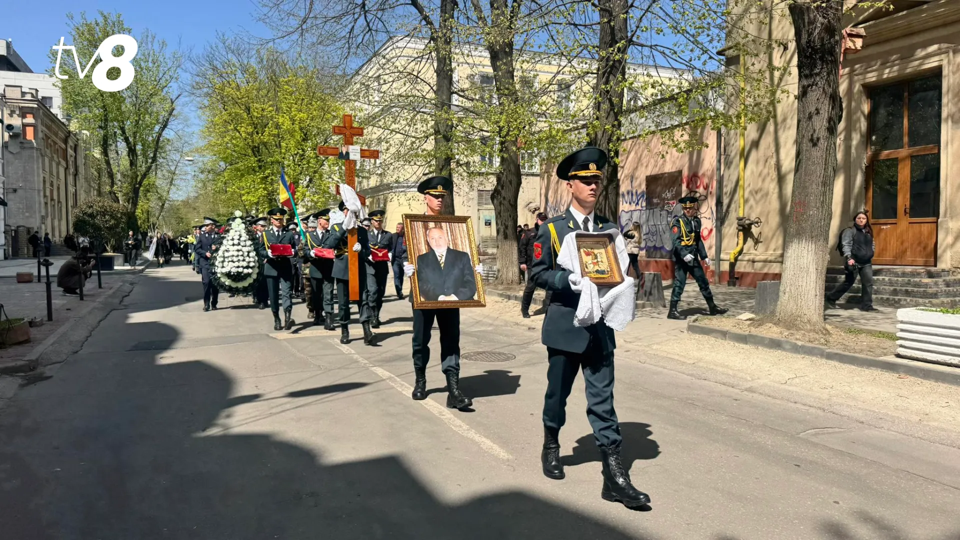 /VIDEO/ „Bravo, bravo!”: Ultimele aplauze pentru maestrul Gheorghe Urschi. Sute de oameni îl conduc pe ultimul drum