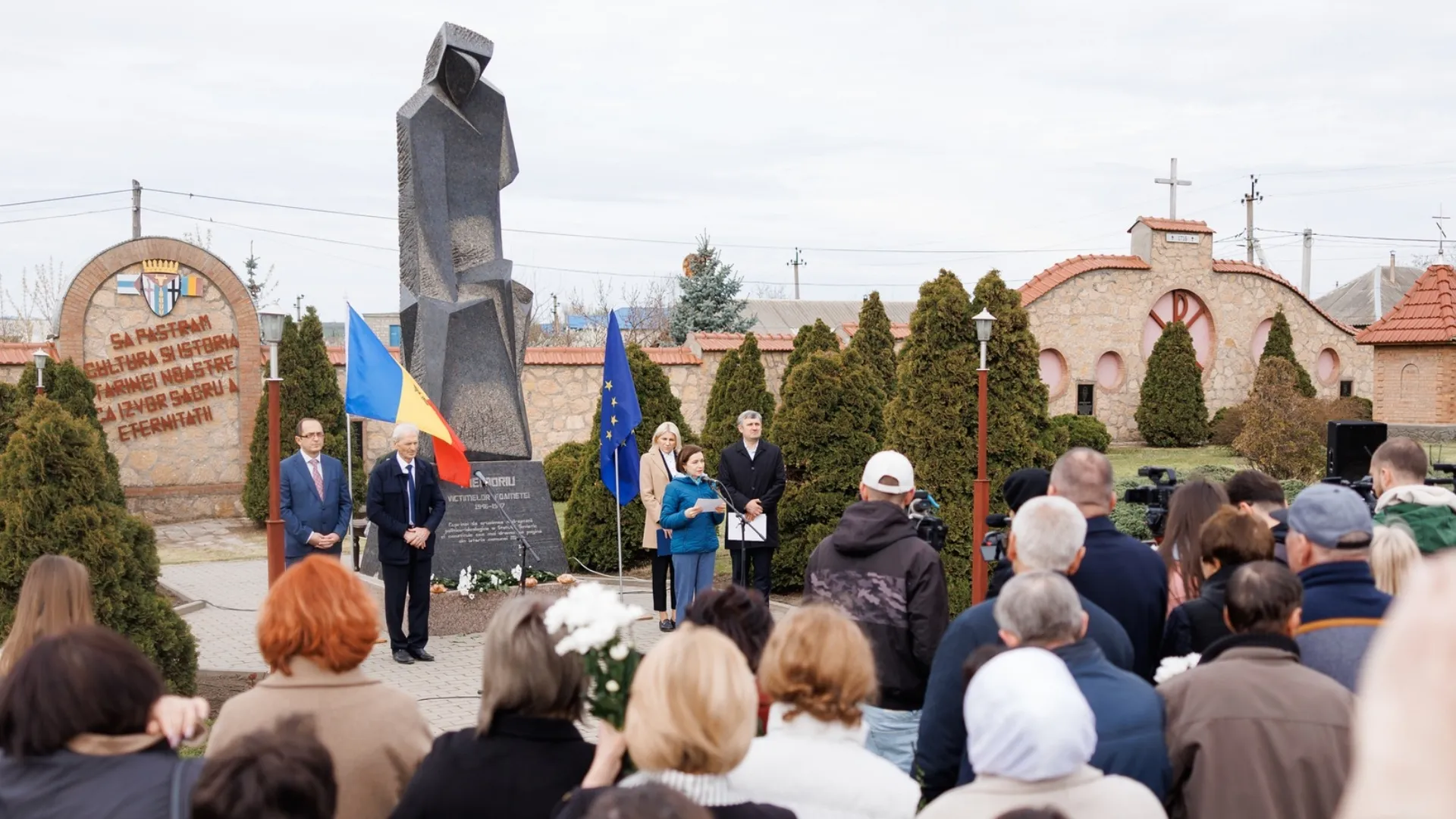 /FOTO/ Maia Sandu, la comemorarea victimelor foametei la Mingir: „Să respingem orice încercare de glorificare a trecutului totalitar”