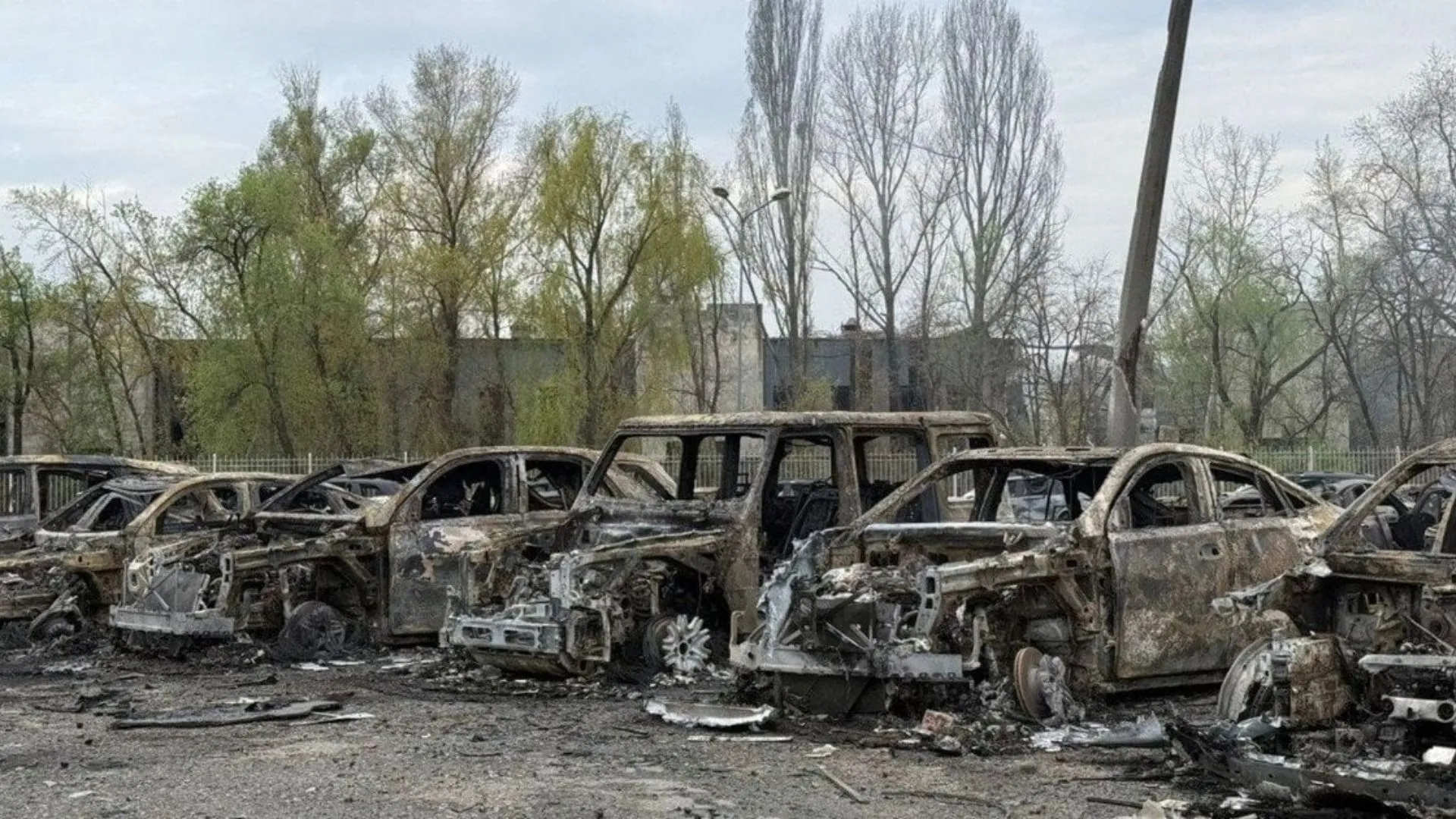 /VIDEO/ Peste 60 de mașini distruse și doi angajați morți: Rusia a lovit un salon auto la Kiev