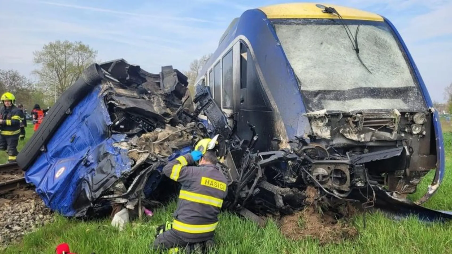 Accident feroviar în Slovacia: Un șofer a murit, iar peste 20 de persoane sunt rănite