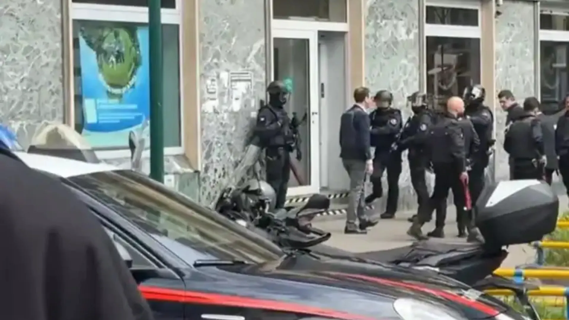 /VIDEO/ Momente de panică la Napoli: Jaf armat și zeci de persoane luate ostatice într-o bancă