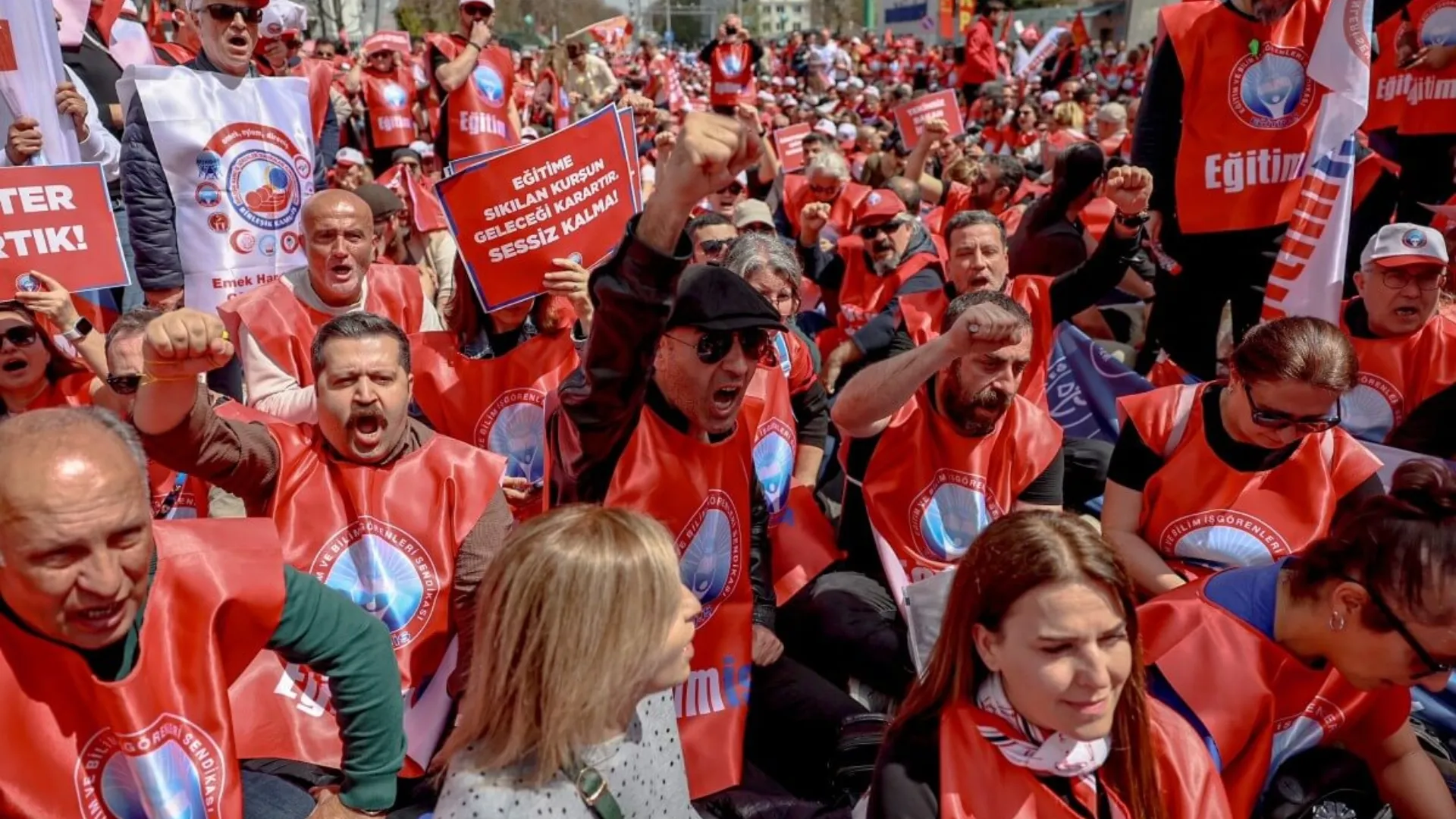 /VIDEO/ Doliu după atacurile armate în școlile din Turcia: Profesorii au ieșit la protest