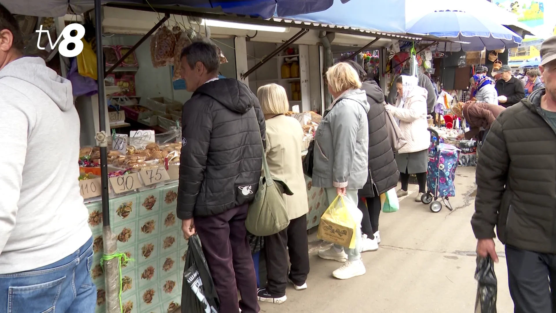 /VIDEO/ În goana după pomene: Cât scot moldovenii din buzunar pentru Paștele Blajinilor