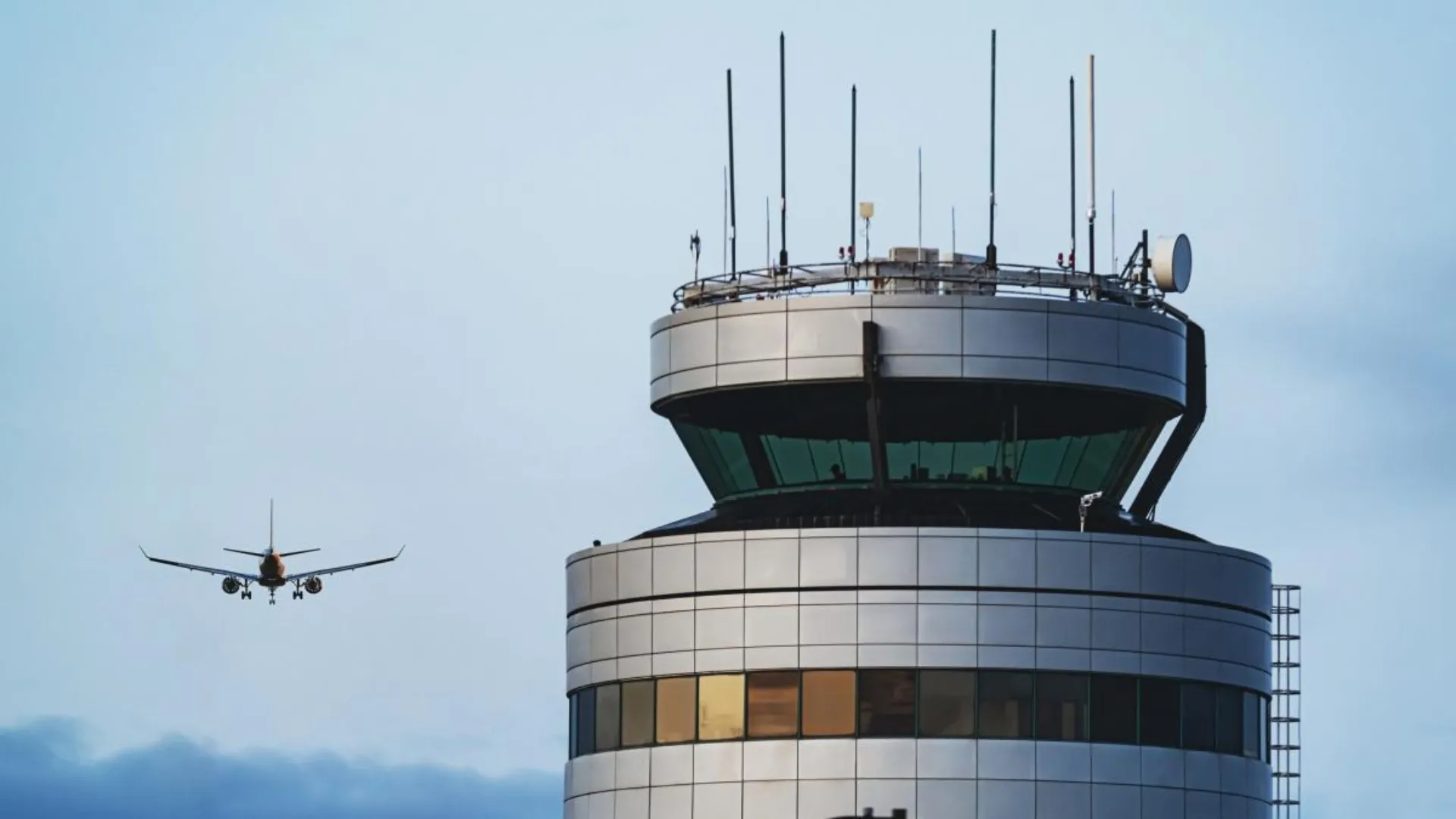 /VIDEO/ Piloți, luați la rost după ce au mieunat și lătrat în avion: „Băieți, fiți profesioniști”