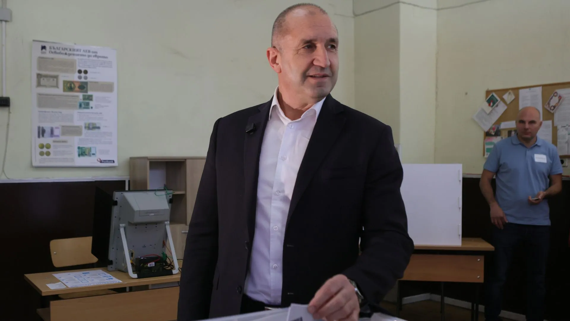 Stop vot la alegerile din Bulgaria: Partidul lui Rumen Radev, candidatul prorus, este pe cale să câștige scrutinul