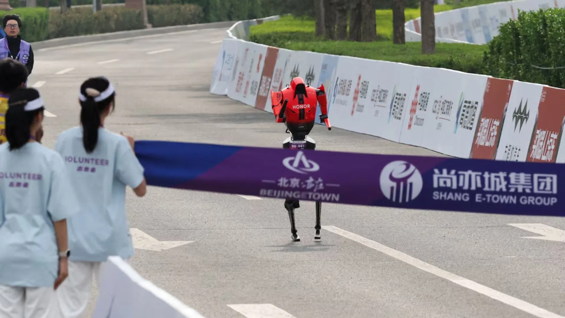 /VIDEO/ Oameni vs roboți: Semimaraton inedit la Beijing. A fost depășit recordul mondial uman