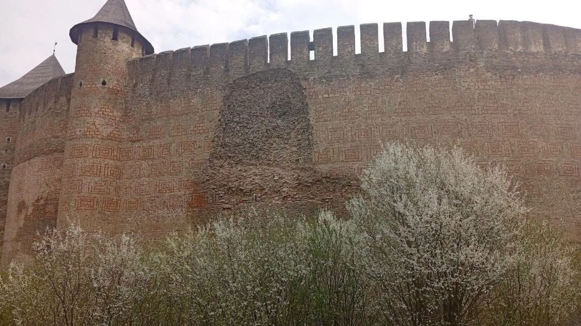 /VIDEO/ Cetatea Hotin, grav avariată: Momentul în care o bucată de zid se prăbușește