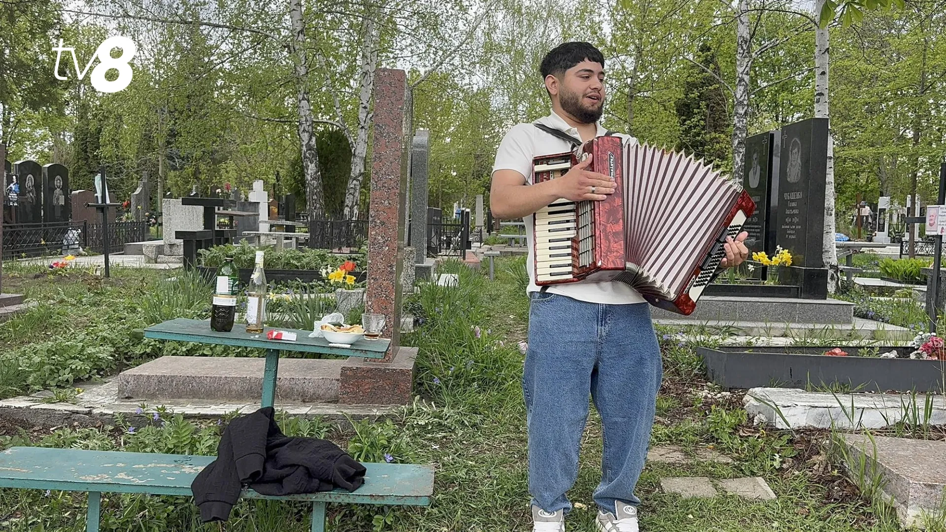 /VIDEO/ Cu acordeonul la cimitir: Un tânăr a interpretat o piesă în memoria unui prieten