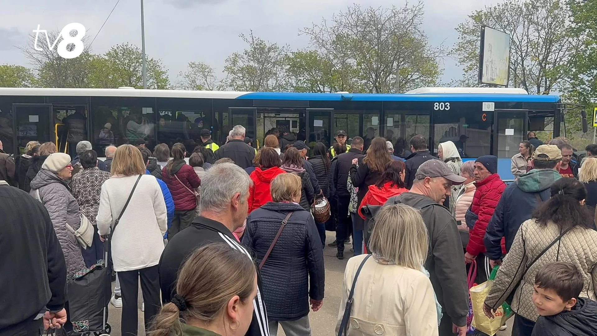 /VIDEO/ Transport gratuit și flori cumpărate în grabă spre cimitir: La stații s-a stat la coadă încă de dimineață