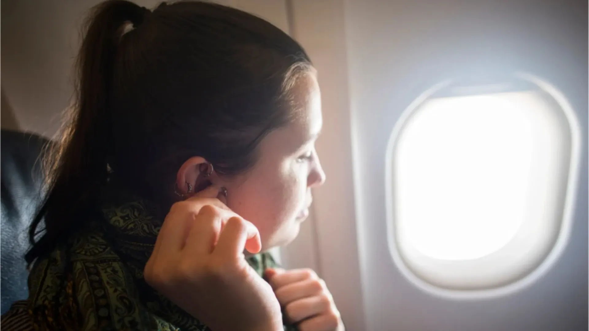 Urechi înfundate în avion: Trucuri simple care te scapă de durerea de la decolare și aterizare
