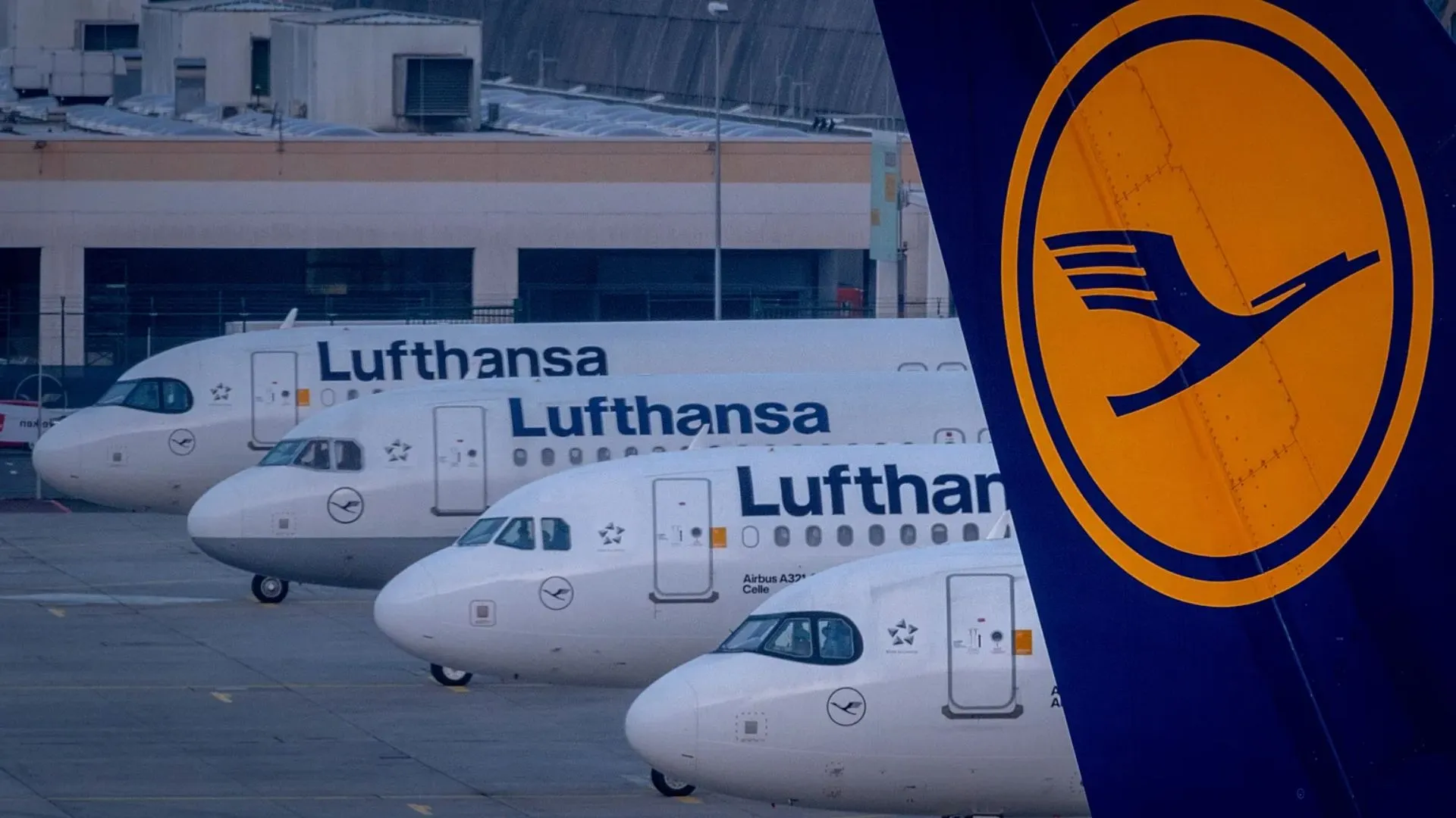 Lovitură în aviație: Lufthansa va anula 20.000 de zboruri din cauza prețurilor la combustibili