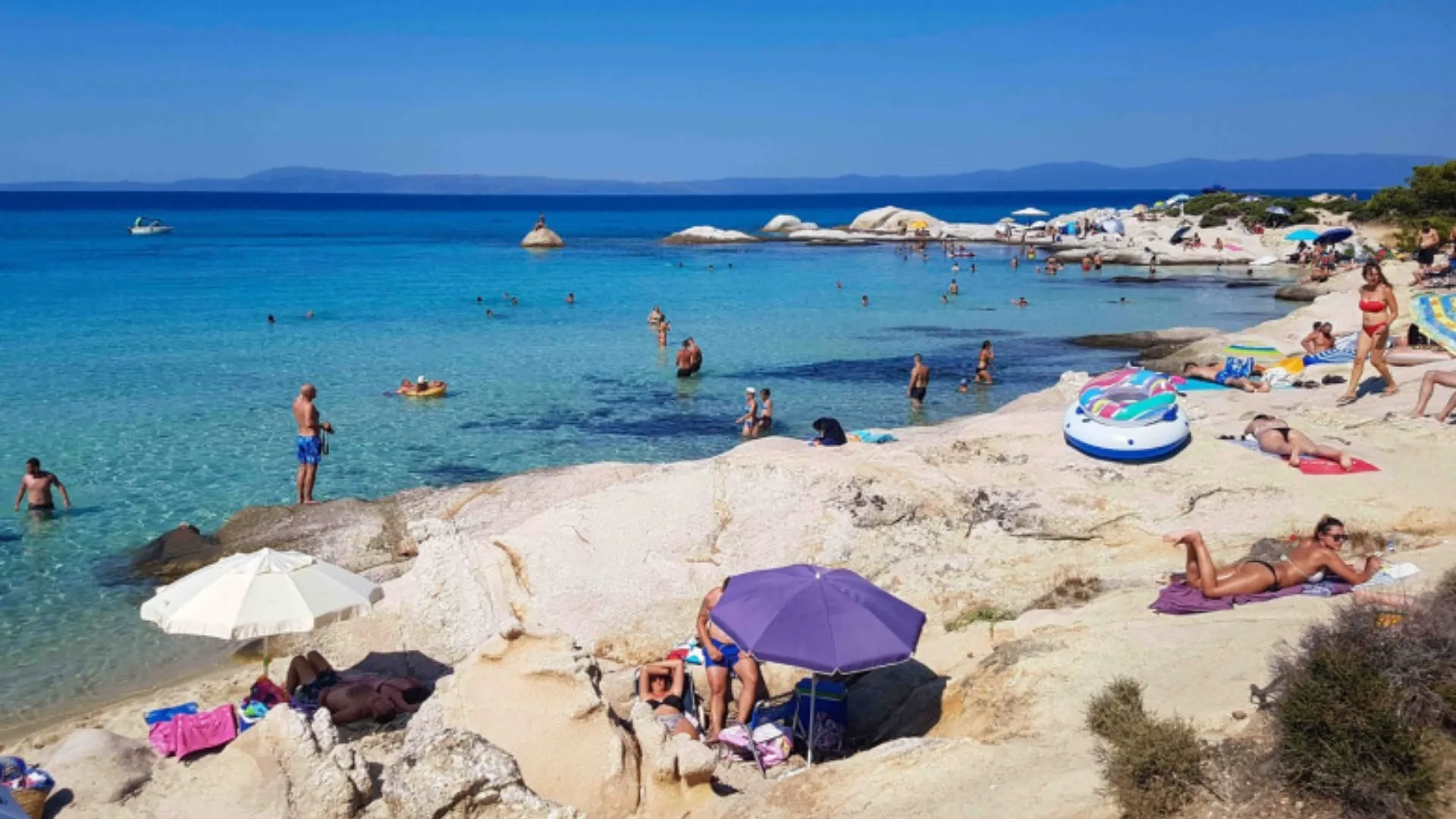 Măsură împotriva supraturismului în Grecia: Închirierea șezlongurilor va fi interzisă pe plaje