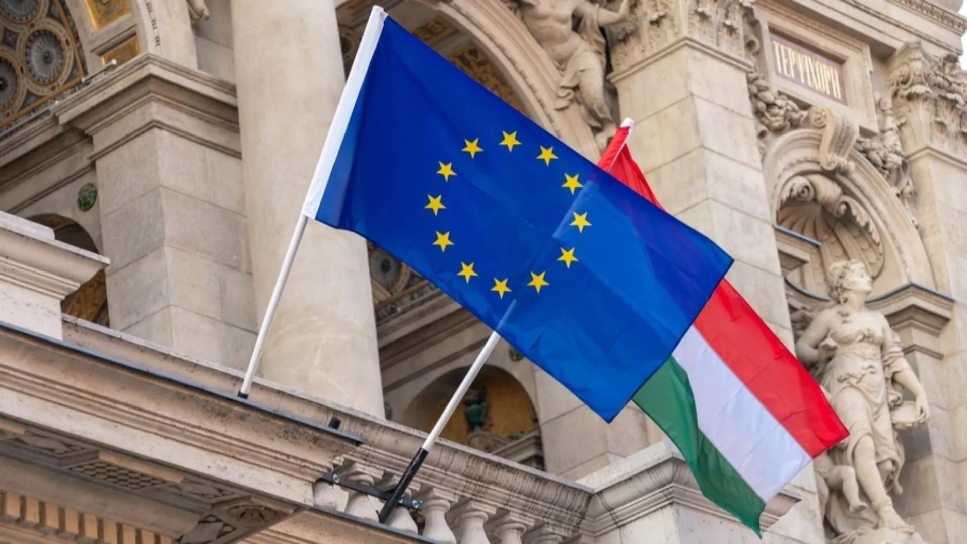 După plecarea lui Orban, drapelul UE revine la Budapesta: Schimbare simbolică după 15 ani