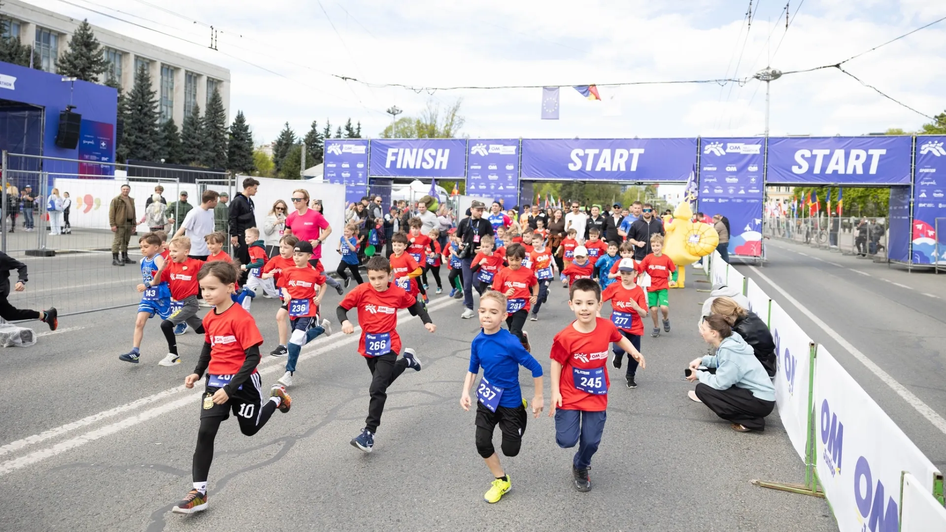/VIDEO/ Atmosfera din prima zi de Halph Marathon în centrul Chișinăului: Zeci de copii s-au întrecut la alergat