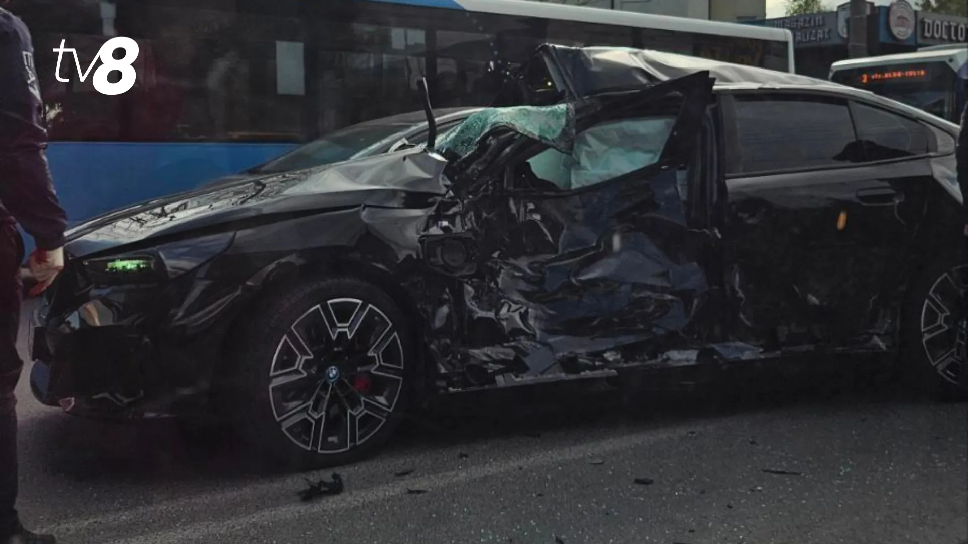 Accident între un automobil și un camion al pompierilor: Un șofer a ajuns la spital