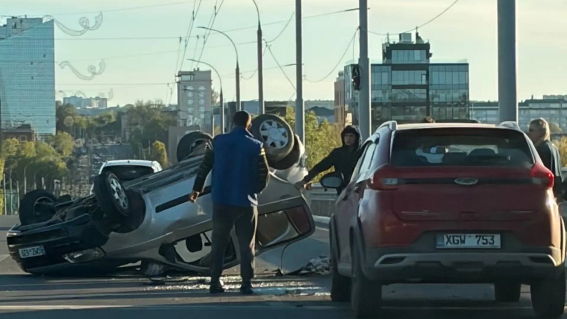 /VIDEO/ Accident în Capitală: O mașină a lovit parapetul, apoi a răsturnat un alt automobil