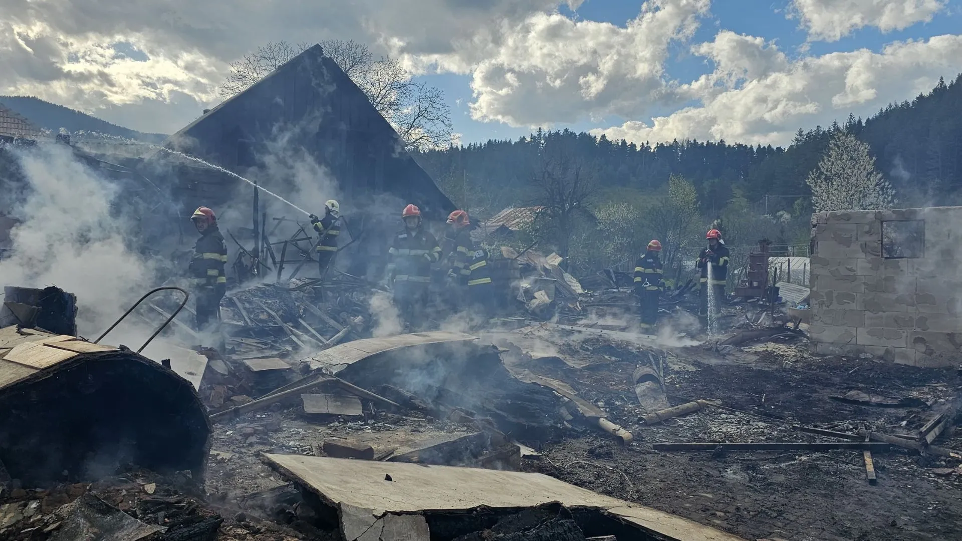 /VIDEO/ Incendiu devastator în România: Circa 30 de case distruse după ce flăcările au cuprins un sat din Vrancea