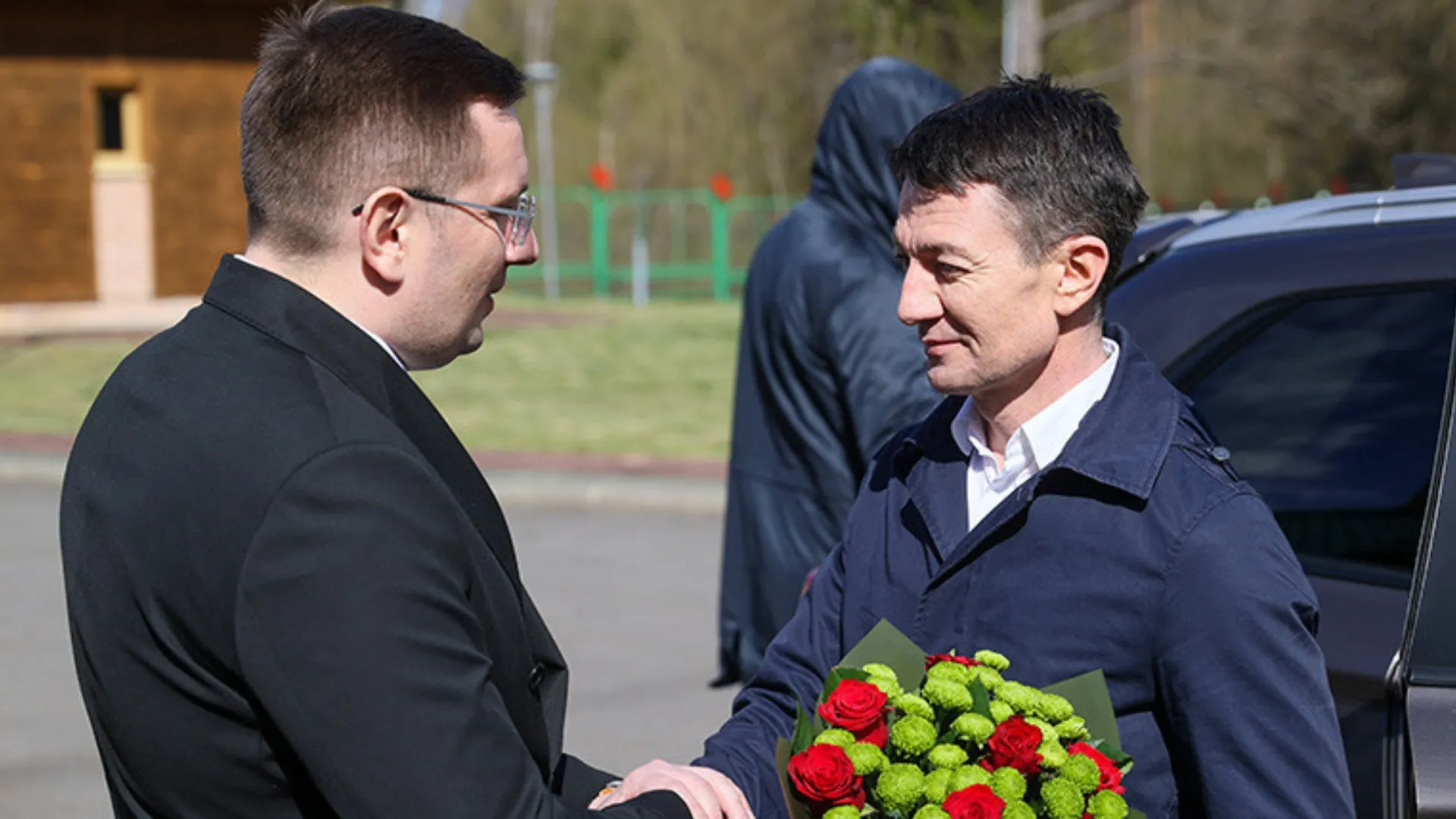 /VIDEO/ Primele imagini cu Alexandru Balan în libertate: A fost întâmpinat cu flori