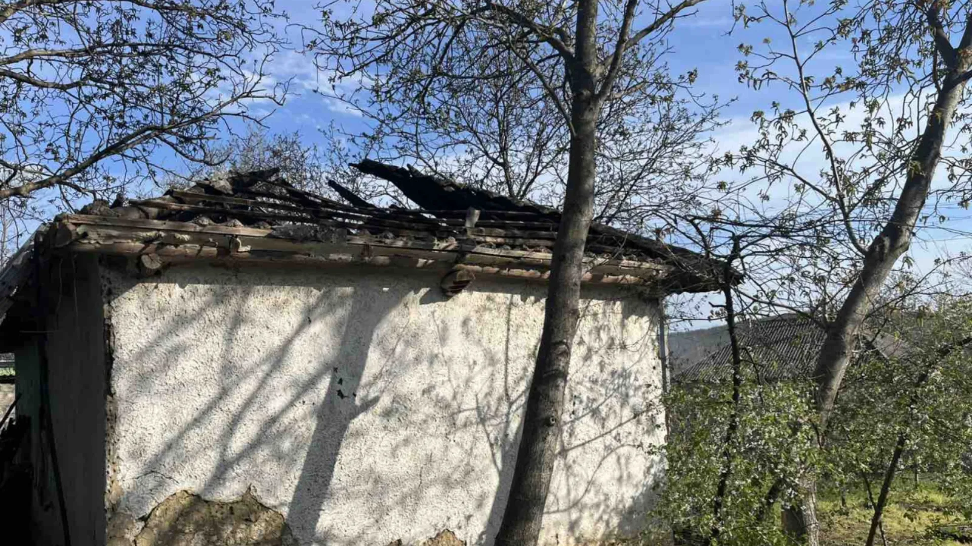 /VIDEO/ Pericol de explozie la Sîngerei: Un bărbat de 81 de ani, la spital după ce casa i-a luat foc