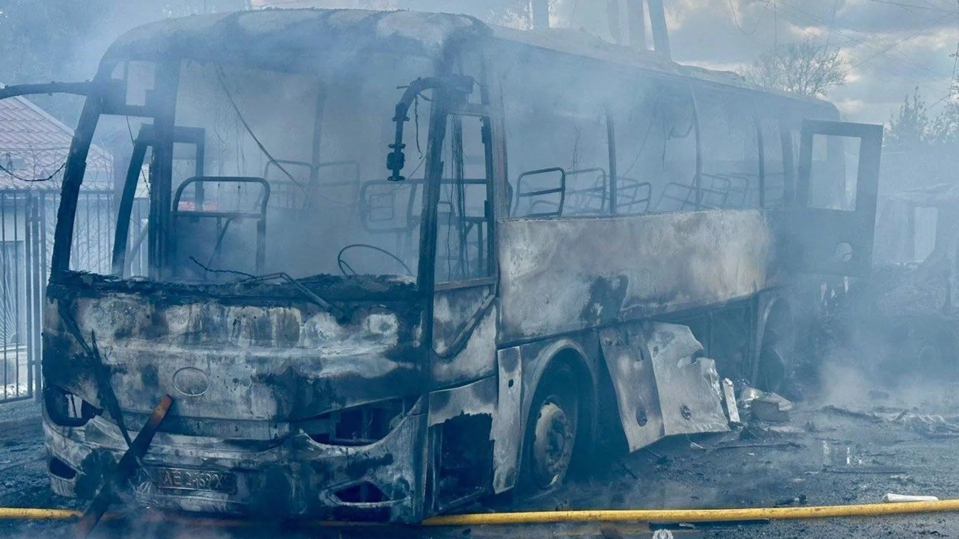 /VIDEO/ Atac rusesc în plină zi la Dnipro: Un mort, cel puțin 11 răniți și mai multe automobile incendiate