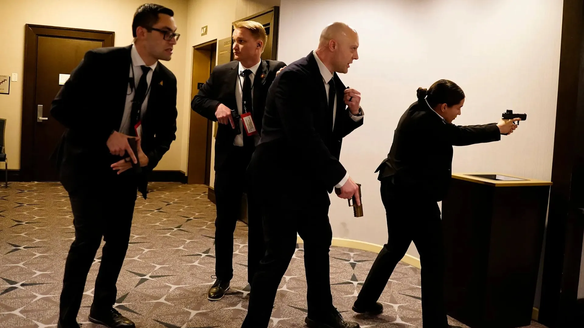 /VIDEO/ Noi imagini cu atacatorul de la cina lui Trump: A trecut de forțele de securitate în patru secunde